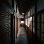 明かりの落ちた日本家屋の廊下