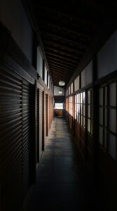 明かりの落ちた日本家屋の廊下