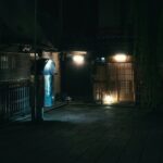 夜の路地に立つ人影