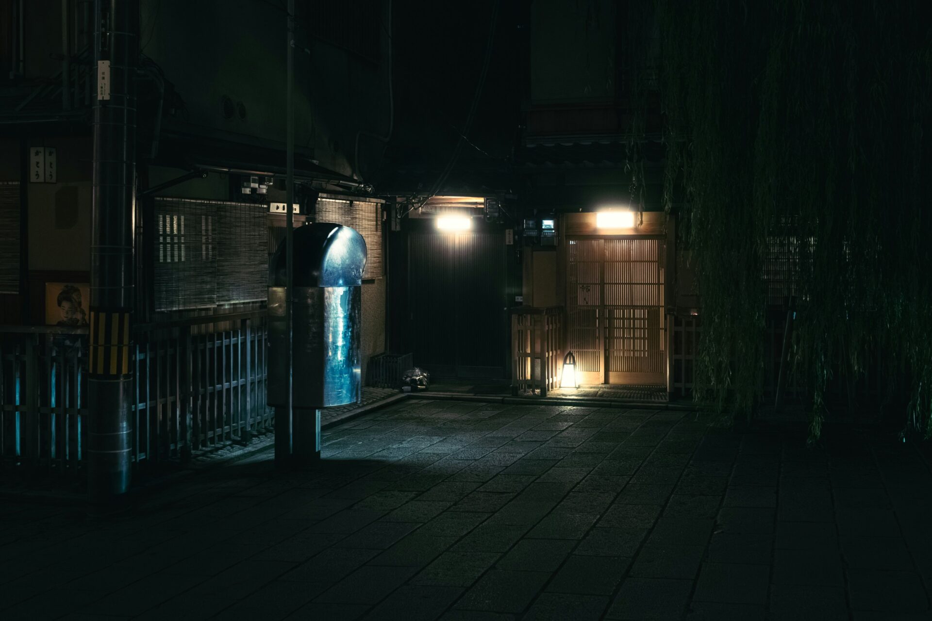 夜の路地に立つ人影