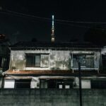 夜の朽ちた木造家屋