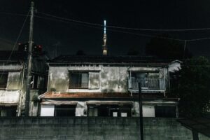 夜の朽ちた木造家屋