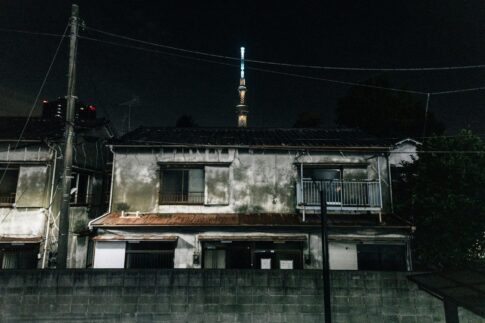 夜の朽ちた木造家屋
