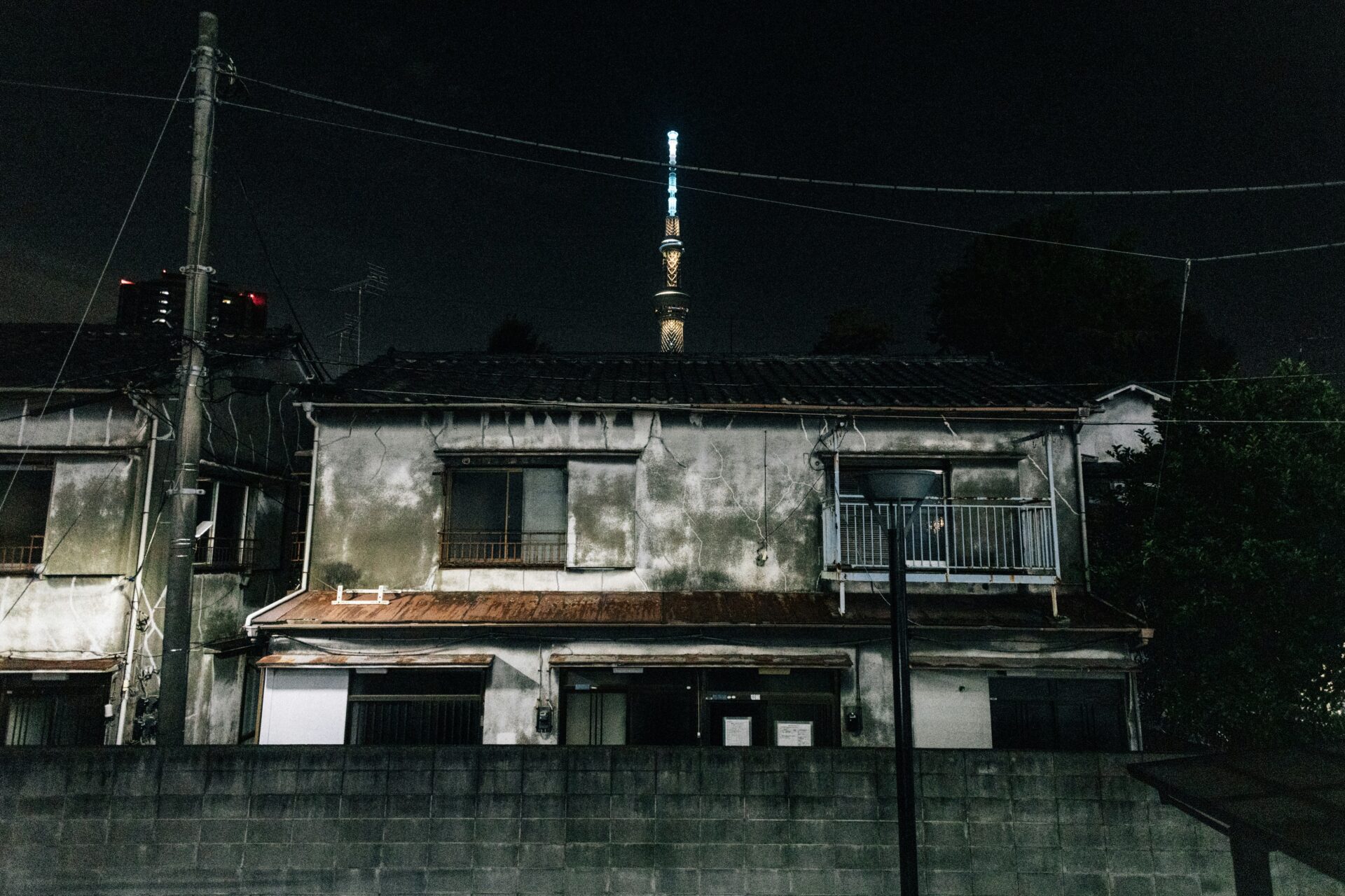 夜の朽ちた木造家屋